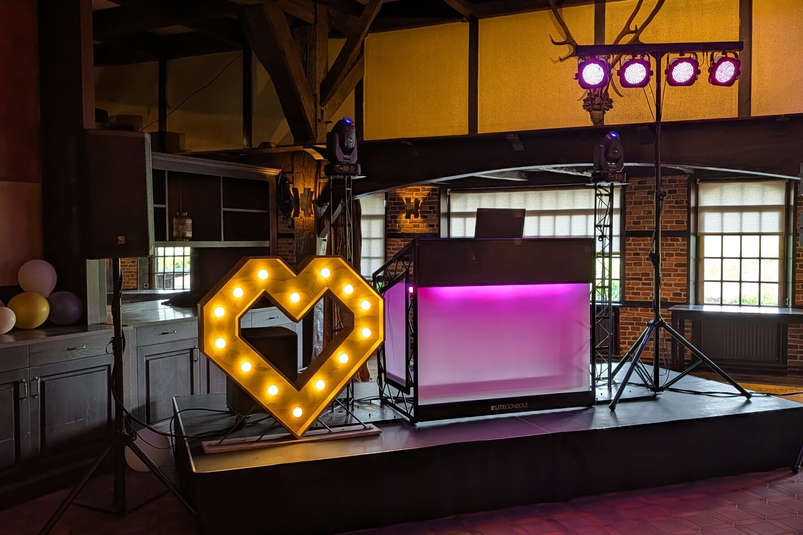 Bruiloft hart DJ booth
